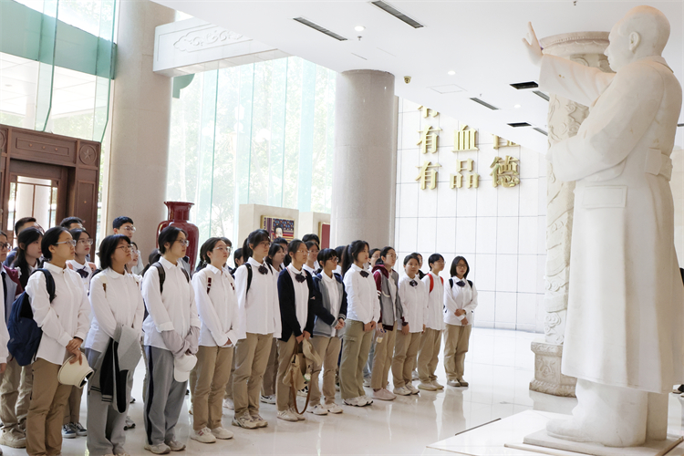 图二：走进河南省国防教育基地.jpg