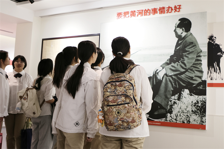 图五：参观郑州市党史馆.jpg