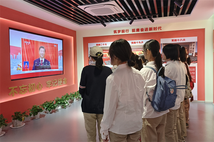 图六：参观郑州市党史馆.jpg