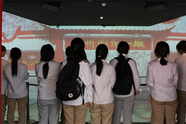 图八：参观二七纪念塔.jpg