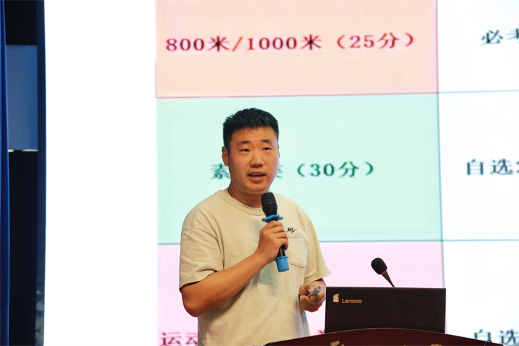 图片2：芦浩老师进行体育备考指导.jpg