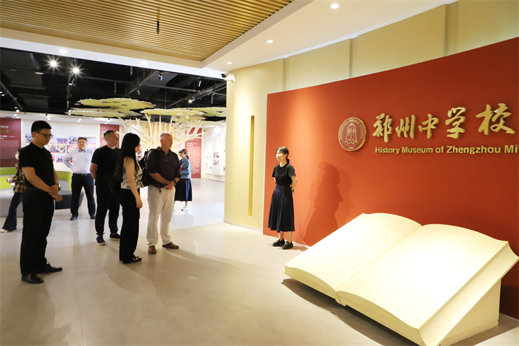 图片2：参观校史馆 .jpg