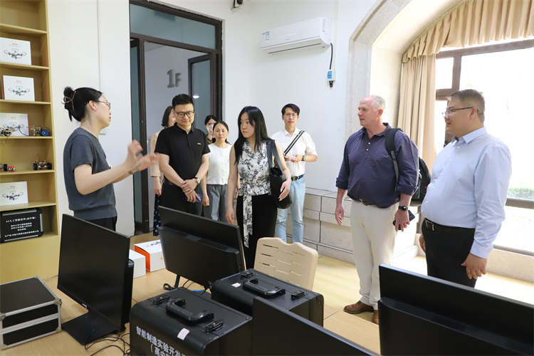 图片3.1：参观实验室.JPG