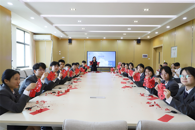 图片4.1：剪纸体验课.JPG