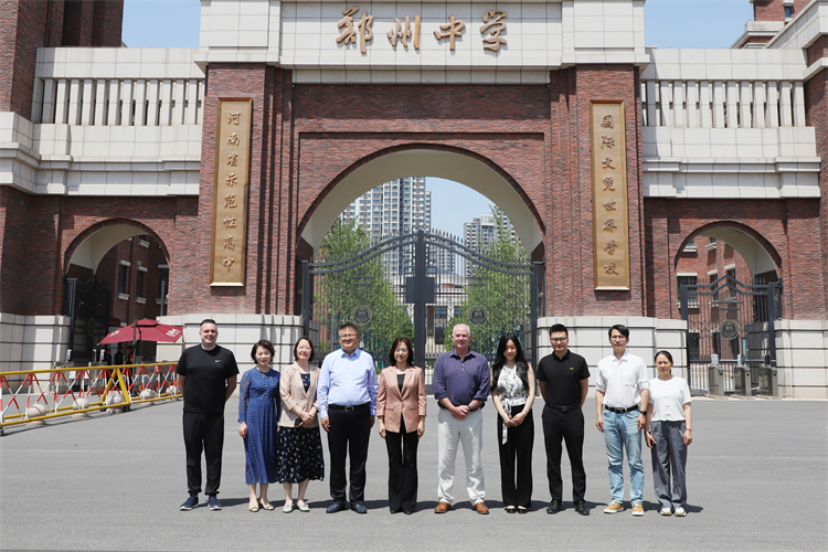 图片6：郑州中学党委副书记、校长李兰与英国客人合影留念.jpg