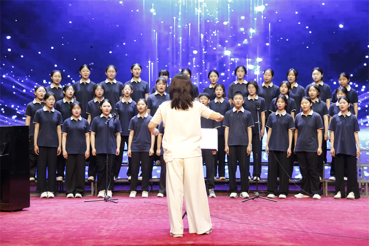 图片4：Firefly合唱团演唱歌曲《萱草花》《勇气》.JPG