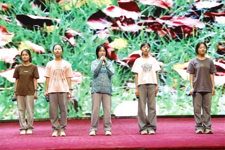 图片13：女生小合唱《我会等》.JPG