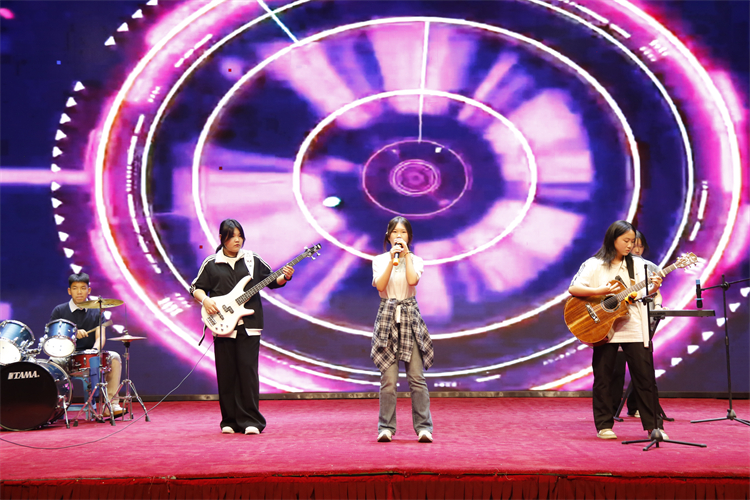 图片14：乐队演唱《找自己》.JPG