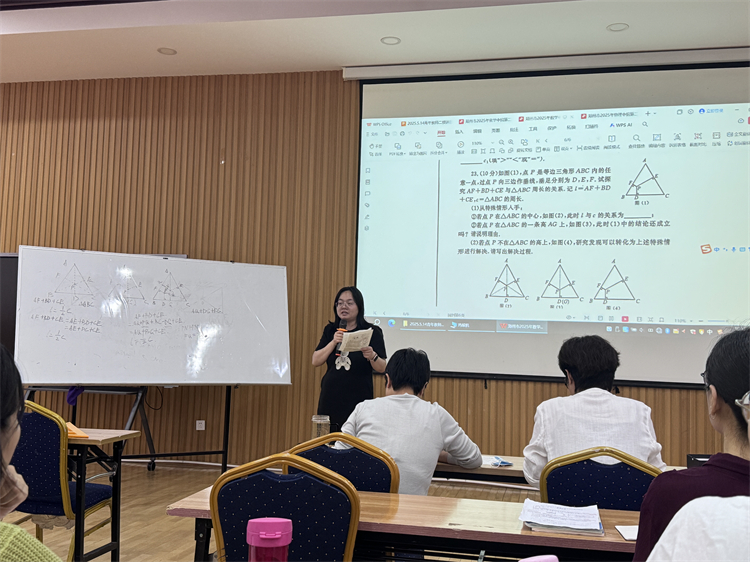 图片3：臧素珍老师进行点评.jpg