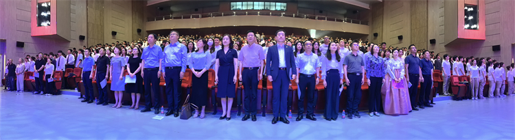图片1：升国旗、奏唱国歌.jpg