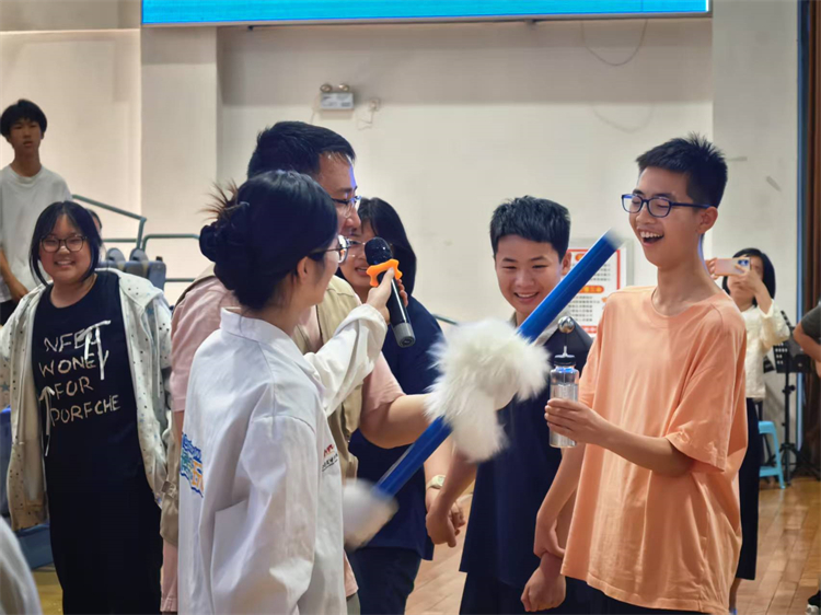 图2：体验“人体电路”.jpg