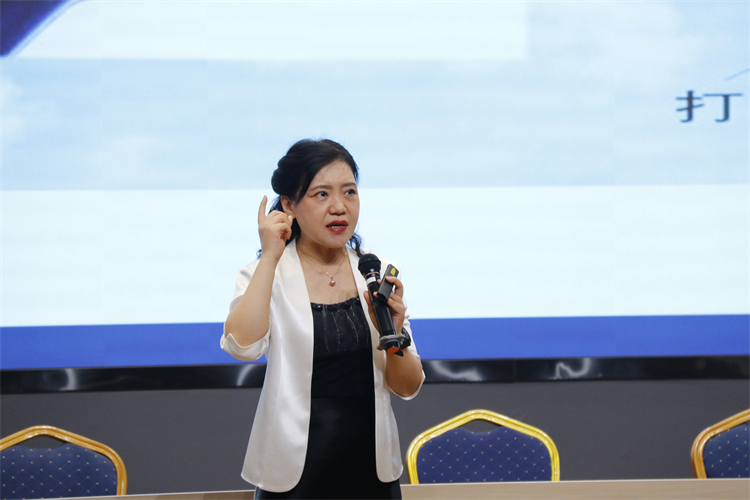 图1.1：李迪老师进行专题讲座.jpg