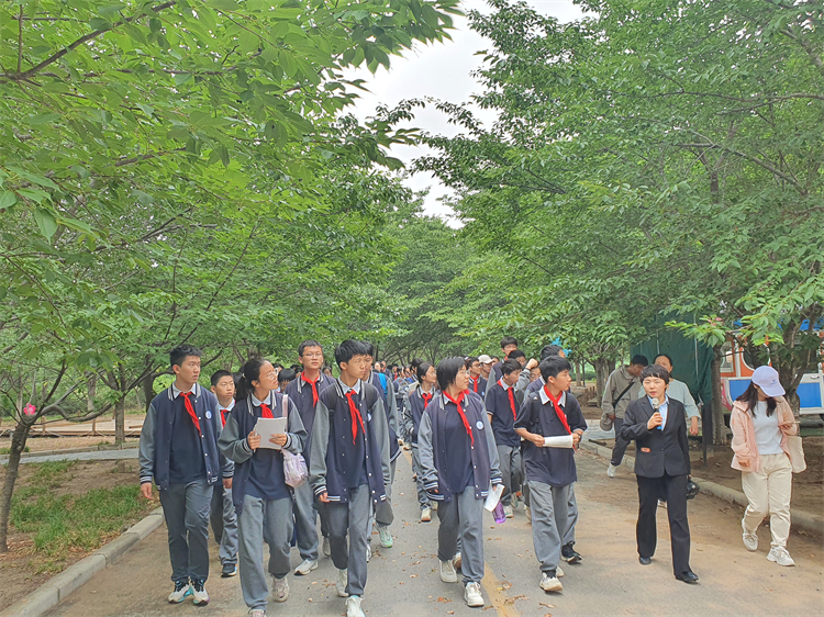 图片2：讲解员老师介绍相关知识.jpg