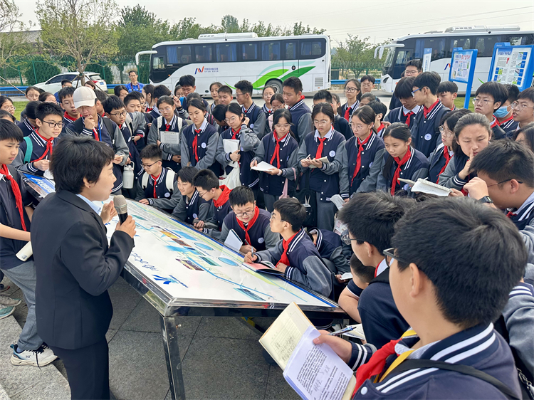 图片3：学生聆听讲解并积极互动.jpg