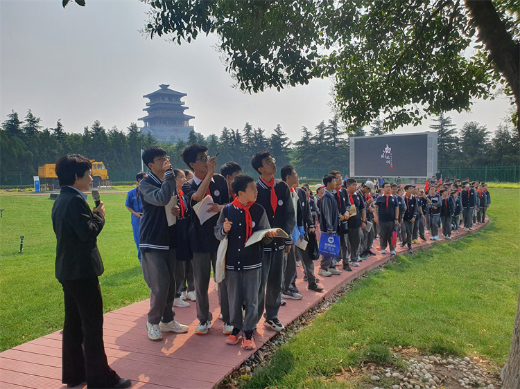 图片5：参观工程展示中心.jpg