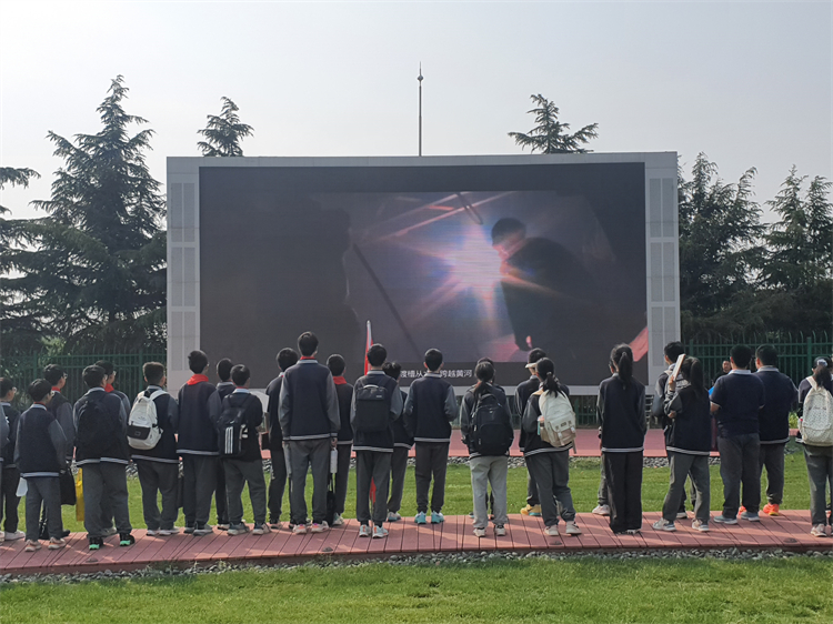 图片6：观看穿黄工程专题宣传片.jpg