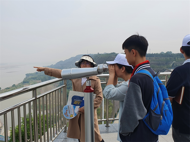 图片7：观景台上通过望远镜眺望黄河.jpg