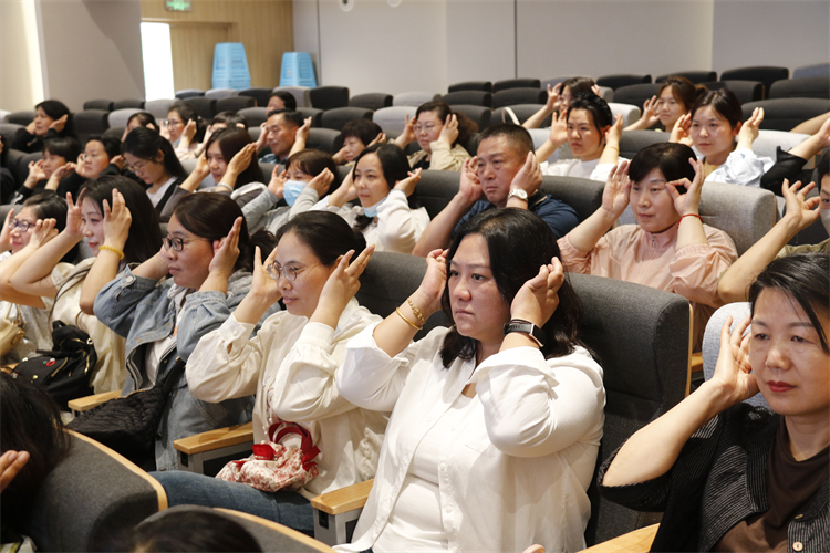 图3：趣味盎然的心理互动游戏环节 (2).JPG