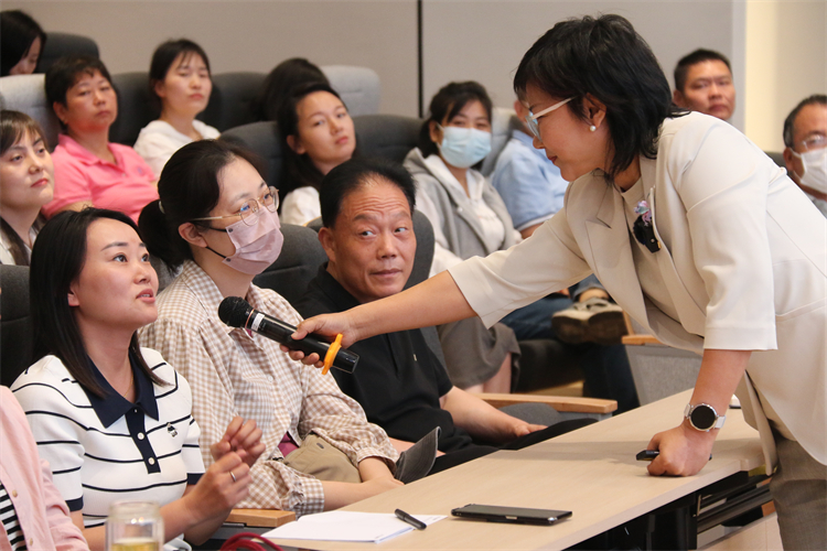 图4：陶真老师与家长互动 (2).JPG