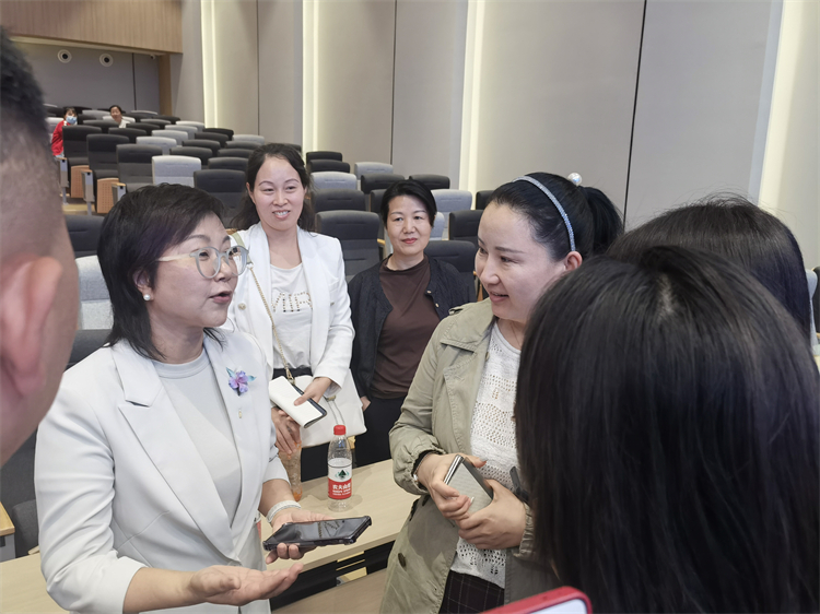 图6：活动结束后家长与陶真老师深入交流.jpg