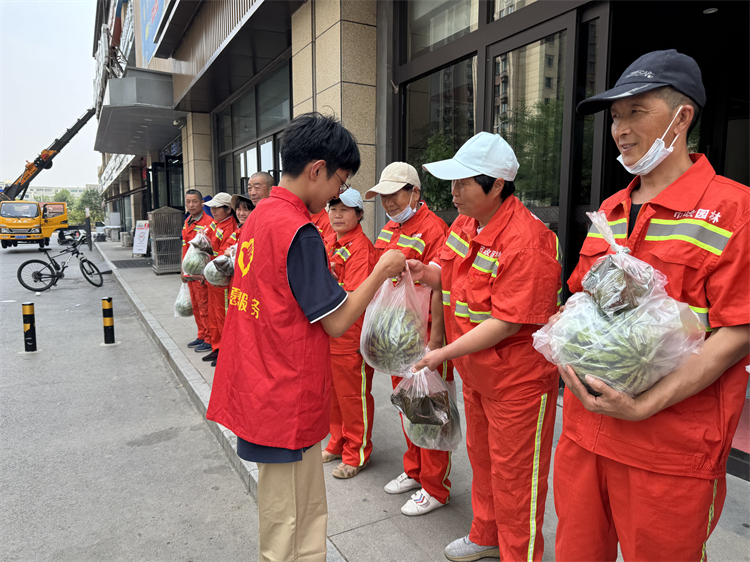 图2：志愿者向环卫工人献爱心 (2).jpg