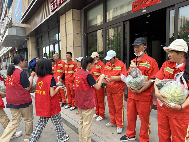 图2：志愿者向环卫工人献爱心.jpg