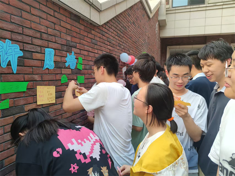 图片5：许愿墙.jpg