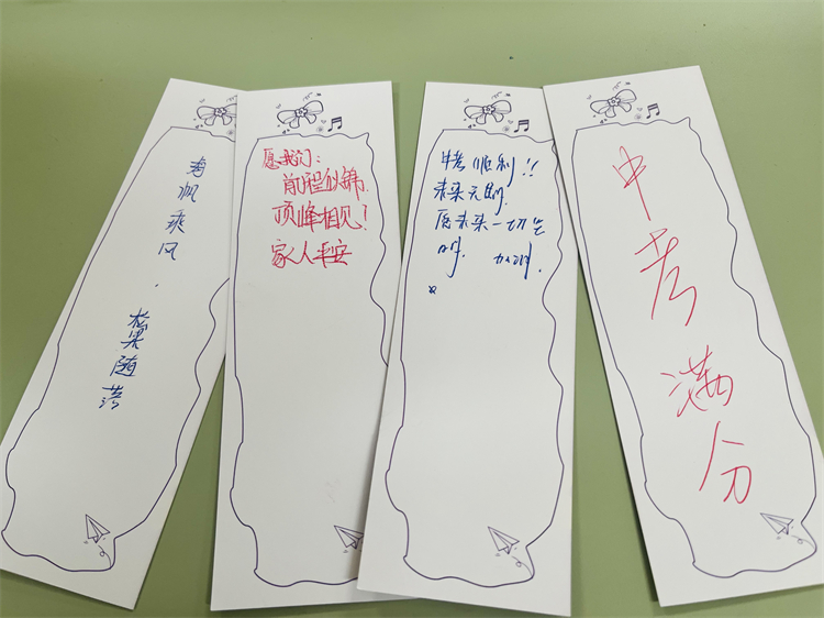 （图4在书签上写下美好的愿望）.jpg