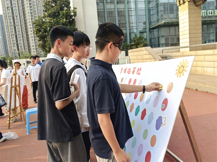 （图5 蒙眼贴笑脸）.jpg
