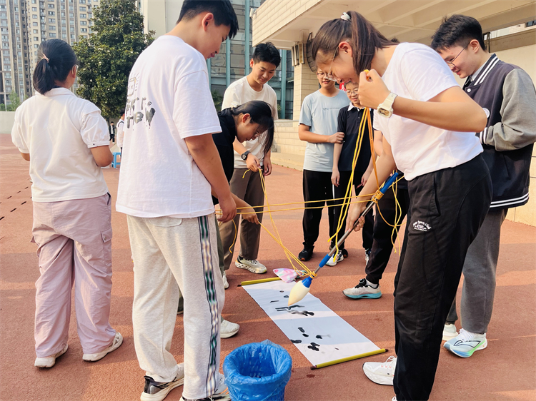 （图6 合力写下“心光同行”）.jpg