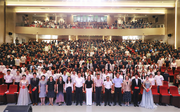 图22：师生大合照.jpg
