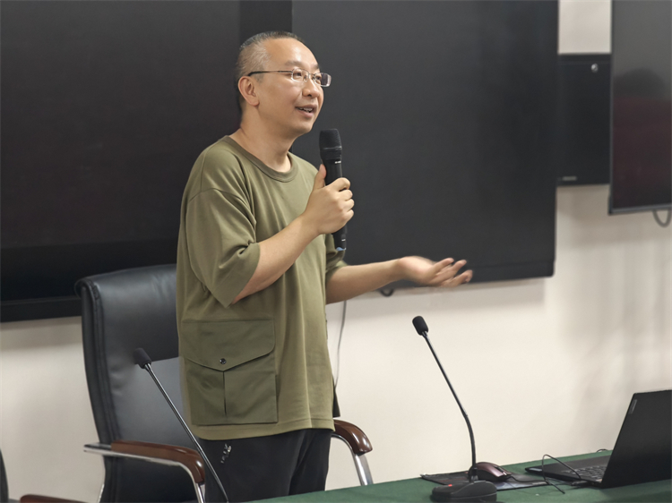 图2 杨教授做精彩讲授.jpg