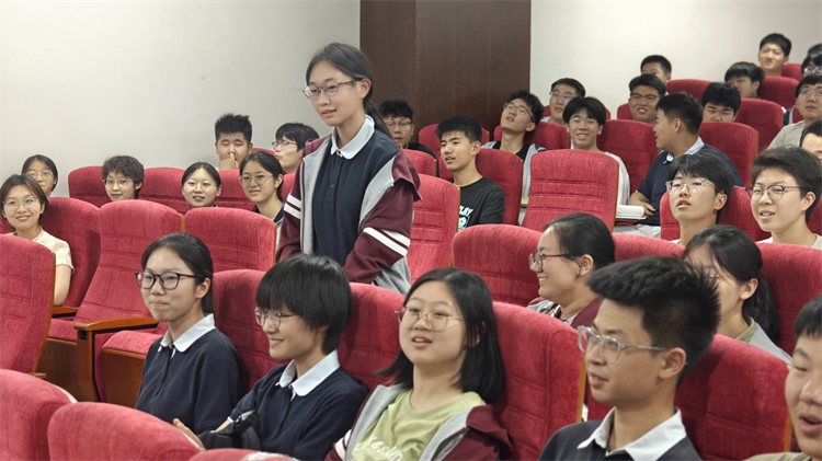 图3 杨教授与学生互动交流.jpg
