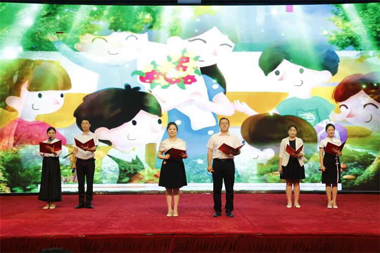 图4：九年级家长代表进行诗朗诵.JPG