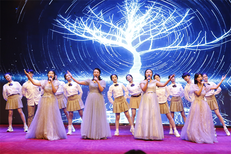 图5：九年级师生代表演唱《星辰大海》.JPG