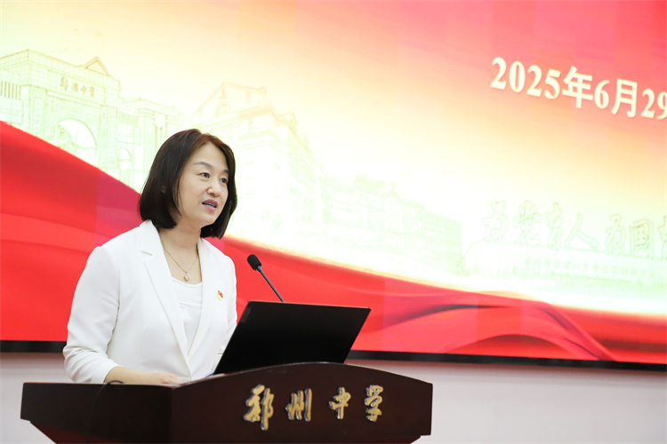 图1：党委副书记、校长李兰主持会议.JPG