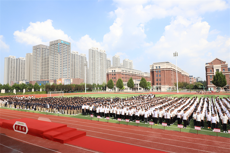 图一：红梅街校区开学典礼现场.JPG