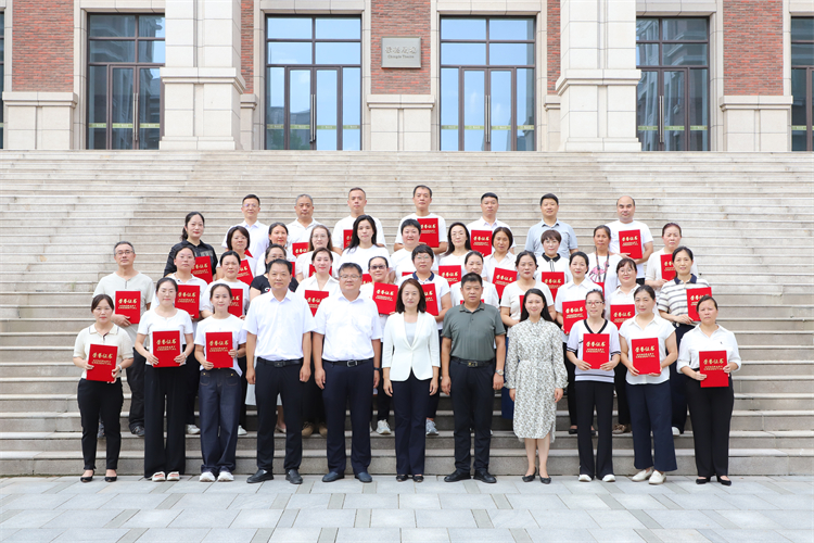 图七：与家委会代表合影留念.JPG
