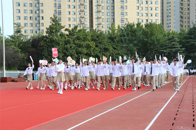 图7：优秀班集体方阵入场.JPG