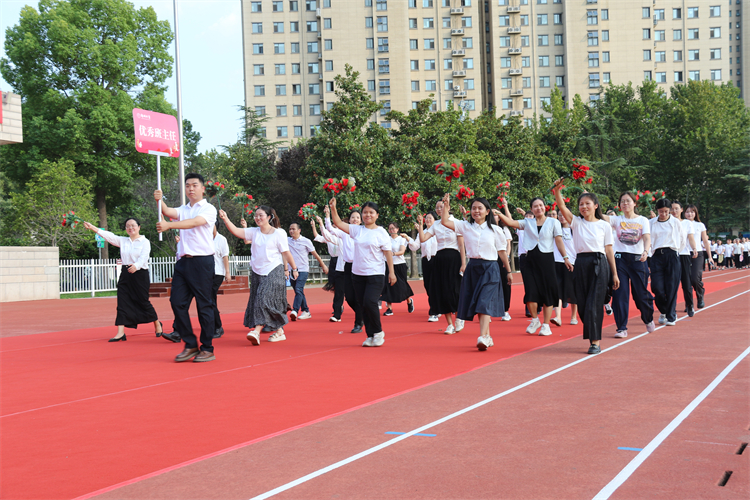 图9：优秀班主任方阵入场.JPG