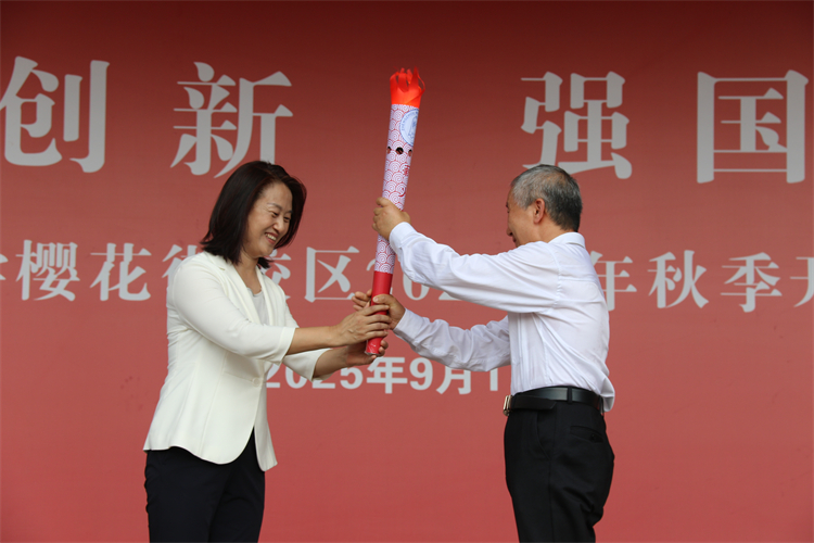 图12：李校长传递火炬.JPG