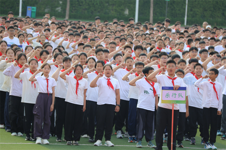 图14：师生庄严宣誓.JPG