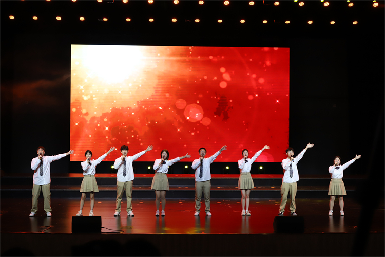 图片6：学生合唱团献唱.jpg