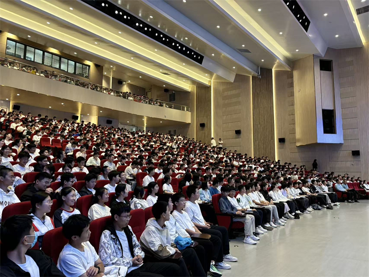 图片3 学生认真聆听学习.jpg