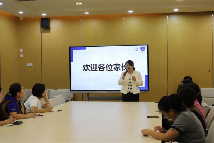 图1：秦老师欢迎家长朋友到来.JPG