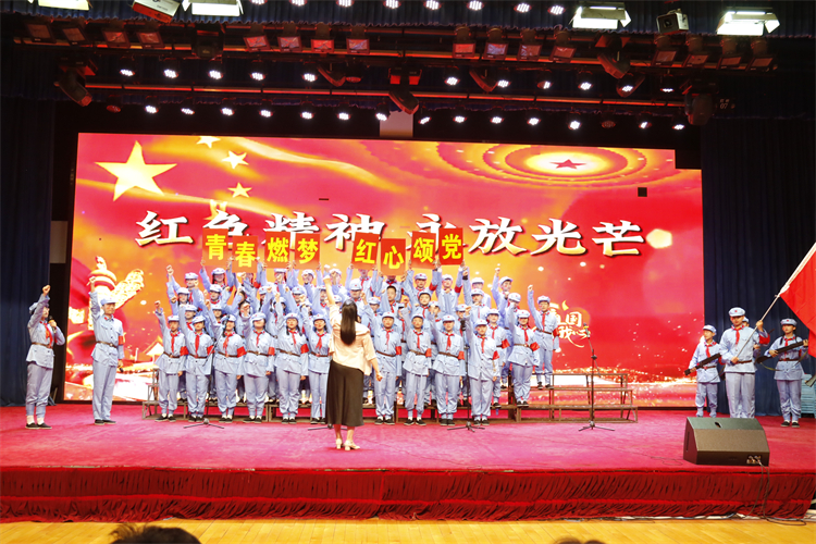 图2《在太行山上》.JPG