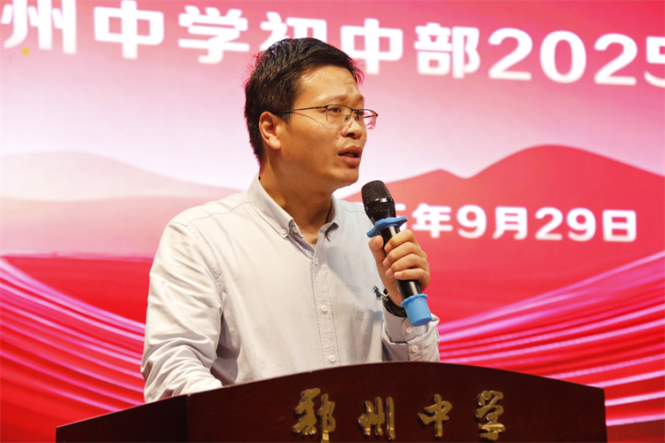图9初中部学生发展处主任张迎宾进行点评.JPG