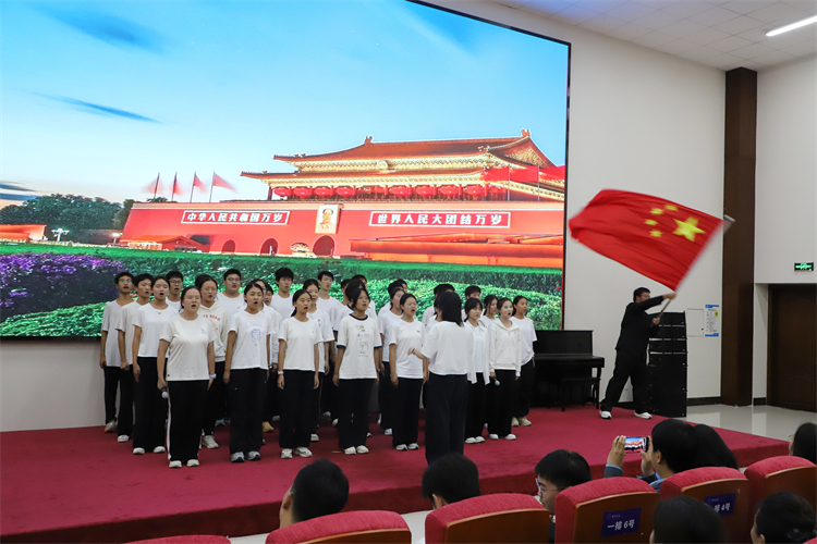 图片7：高一三班唱响《我的中国心》.JPG
