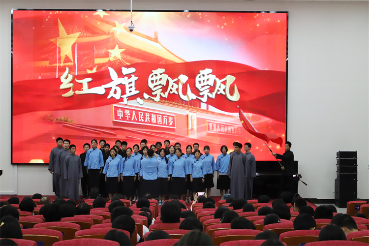 图片8：高一四班演唱《红旗飘飘》.JPG