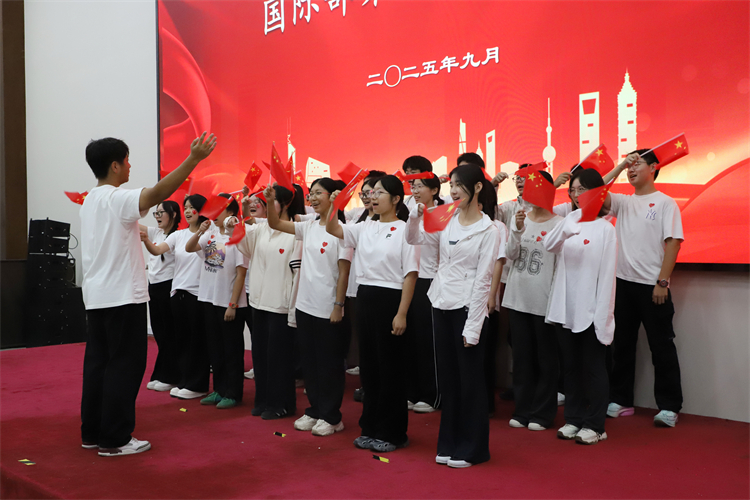 图片10：高一一班带来《我和我的祖国》.JPG